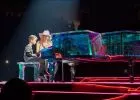 Lady Gaga felhívta a színpadra a 12 éves autista rajongóját egy közös éneklésre