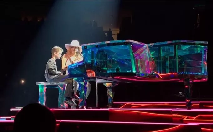 Lady Gaga felhívta a színpadra a 12 éves autista rajongóját egy közös éneklésre