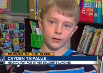 Nyolcéves kisfiú segít kifizetni a többiek ebédjét a menzán - már 300 gyereken segített