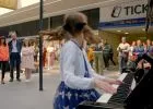 Könnyes szemmel tapsolják a vak és autista kislányt, aki elképesztően zongorázik