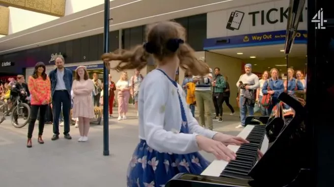 Könnyes szemmel tapsolják a vak és autista kislányt, aki elképesztően zongorázik