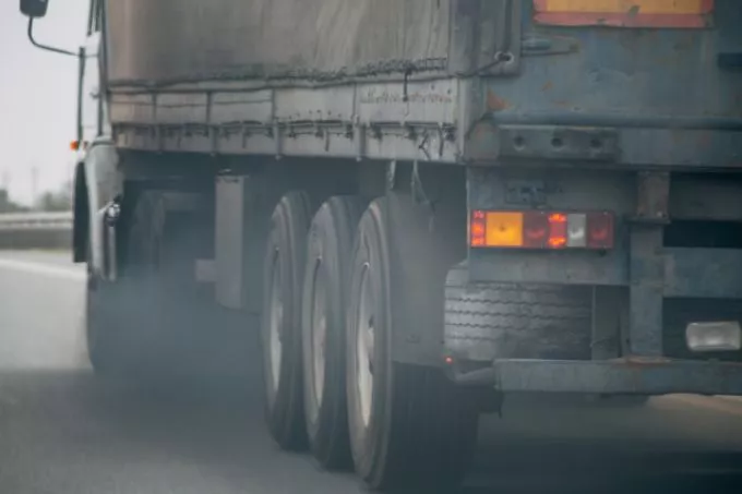 De nehéz az iskolatáska, ha kipufogógázban cipelik! - Az iskolák előtti forgalomkorlátozásért kampányol a Levegő Munkacsoport De nehéz az iskolatáska, ha kipufogógázban cipelik! - Az iskolák előtti forgalomkorlátozásért kampányol a Levegő Munkacsoport