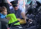 Rendőrök teljesítették a 3 éves Arnold álmát - videó a boldog pillanatokról