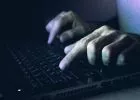 Gyermekpornográf felvételeket találtak a volt állami vezető munkahelyi laptopján