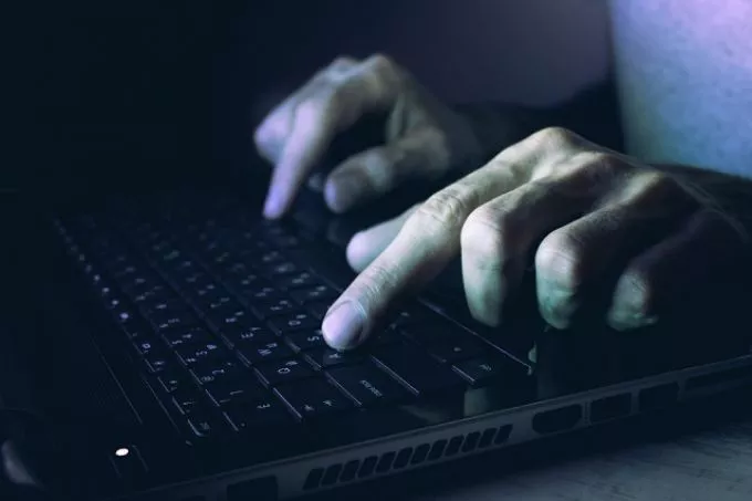 Gyermekpornográf felvételeket találtak a volt állami vezető munkahelyi laptopján Gyermekpornográf felvételeket találtak a volt állami vezető munkahelyi laptopján