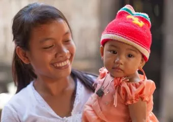 Szüleik ölelő karjában nőnek fel - Bali, ahol mindig kézben tartják a babákat, akik sosem sírnak, csak mosolyognak