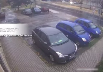 Videón, ahogy egy kiskorút elütnek a zebrán Esztergomban