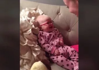 Szívmelengető videó a babák reakciójáról, amikor először kapnak szemüveget - mikor kell szemvizsgálatra vinni a csecsemőt?