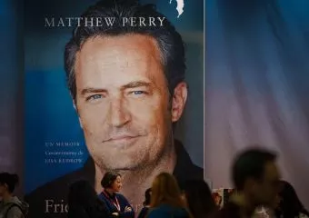 Elhunyt Matthew Perry, a Jóbarátok sztárja