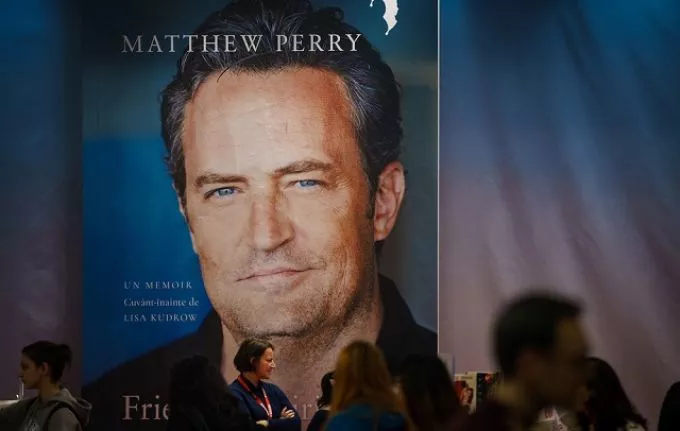 Elhunyt Matthew Perry, a Jóbarátok sztárja