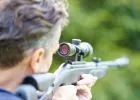 Megfenyegette a családot, hogy megöli a gyereküket, majd rálőtt a rendőrökre
