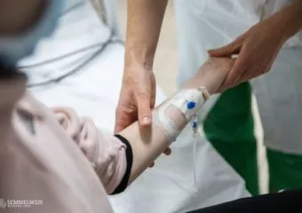 Új eljárással segítik a daganatos gyerekek későbbi gyermekvállalását a Semmelweisen