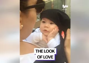 Az anyaság legszebb pillanatai - ez a kisbaba úgy néz az anyukájára, mint senki más (videó)