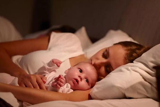 Egy kisbaba megható üzenete fáradt anyukájának, aki minden éjjel felkel hozzá