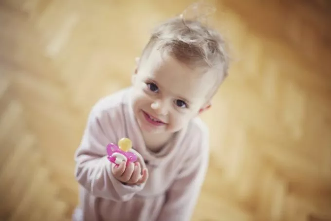 Zseniális módszerrel szoktatja le kislányát a cumiról az édesapa - videó