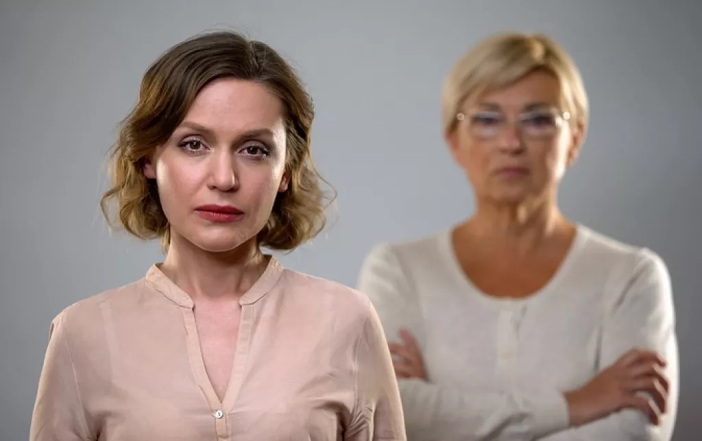 felnőtt nő és anyja