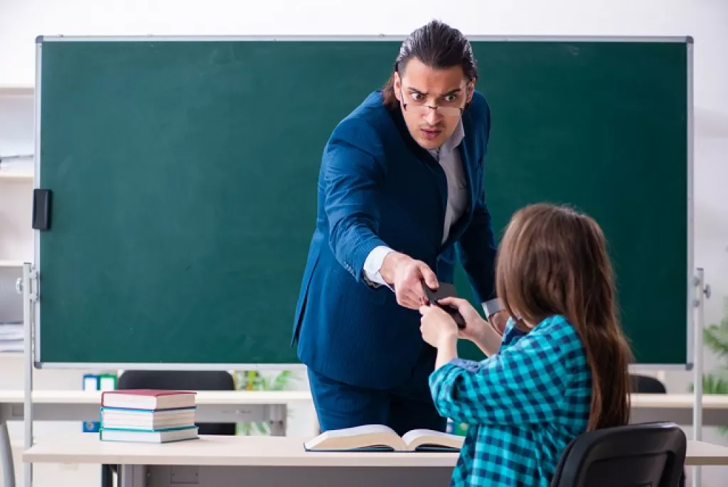 elveszi a telefont a tanár a diáktól