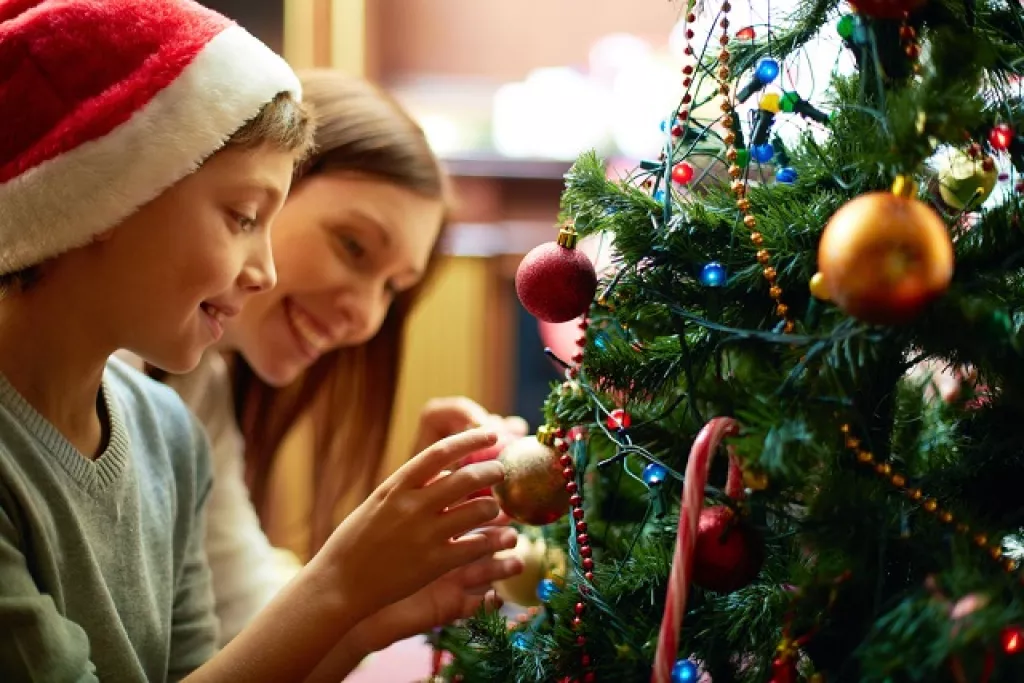 fát díszítő család karácsonyozó család
