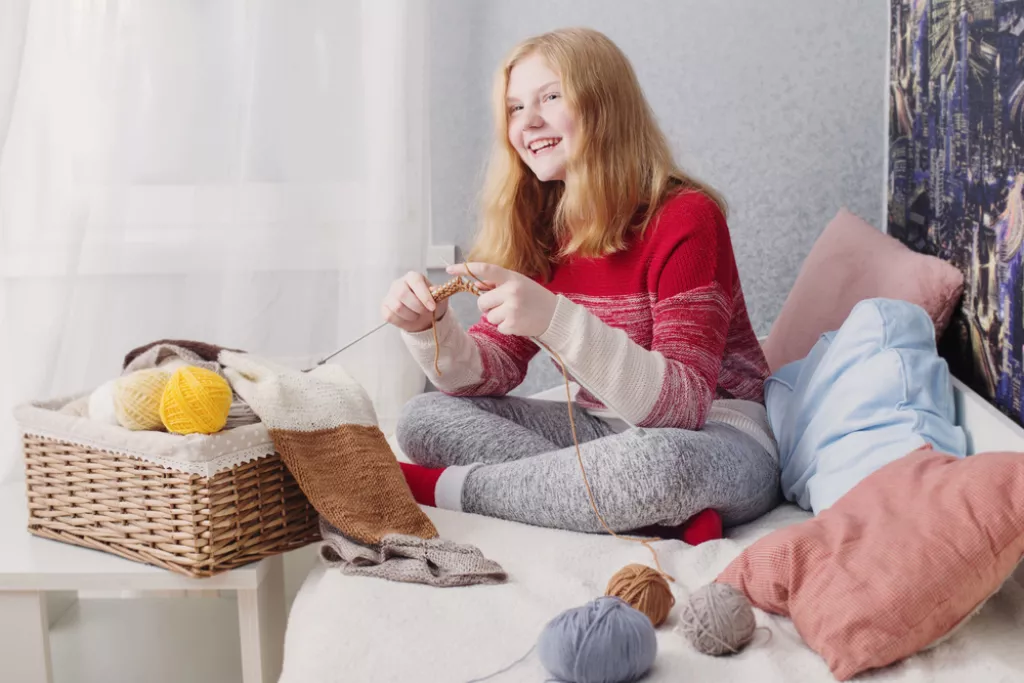 Új trend: itt a Grandmacore. Így támogatják a hagyományos nagymamás hobbik a tinik mentális egészségét