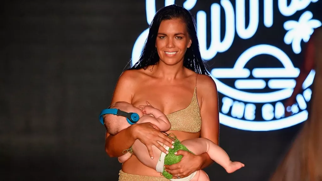 Mara Martin a kifutón szoptató anyuka Mara Martin a kifutón szoptató anyuka