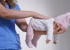 Mit tegyünk, ha a baba félrenyelte a tejet és fulladozik?