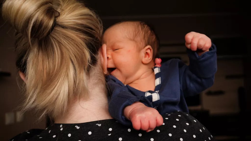 "Sosem lakik jól." Miért eszik a baba egész este (akkor is, ha tápszeres)? A cluster feeding jelenség