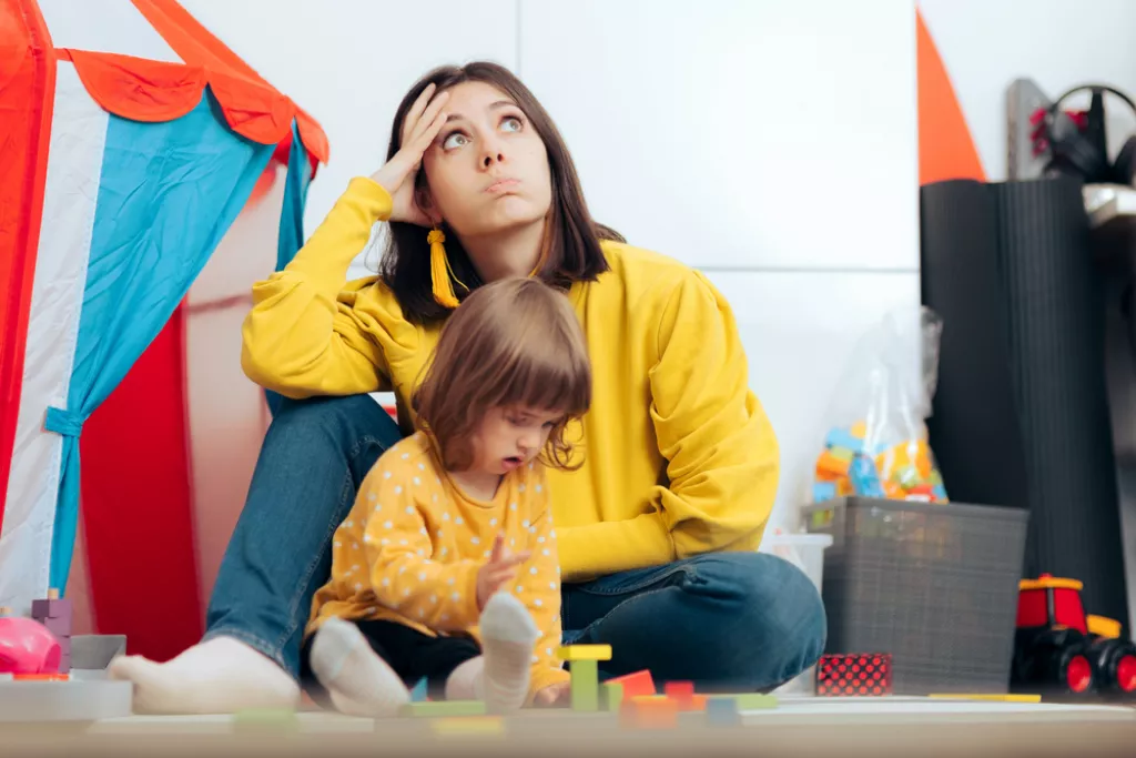 "Nem szeretek játszani a gyerekemmel" Miért normális ez, és mit tegyél a bűntudat ellen?