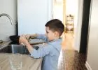 Házimunka 8 évesen: túlzott szigor vagy életre nevelés?