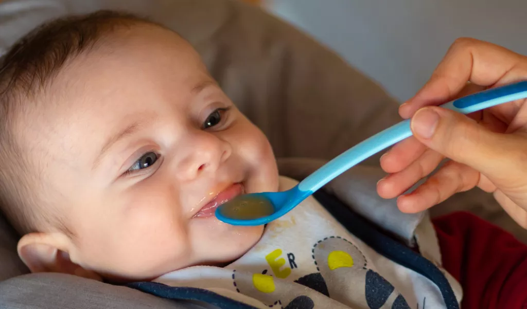 Kanálról eszik egy baba Kanálról eszik egy baba