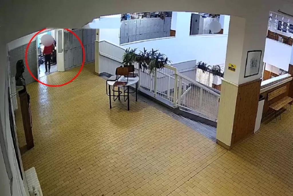 Berontott az órára a feldühödött apa Berontott az órára a feldühödött apa