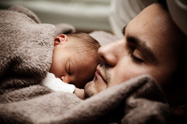 apa alszik babával