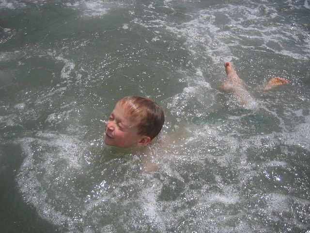 kisfiú úszik