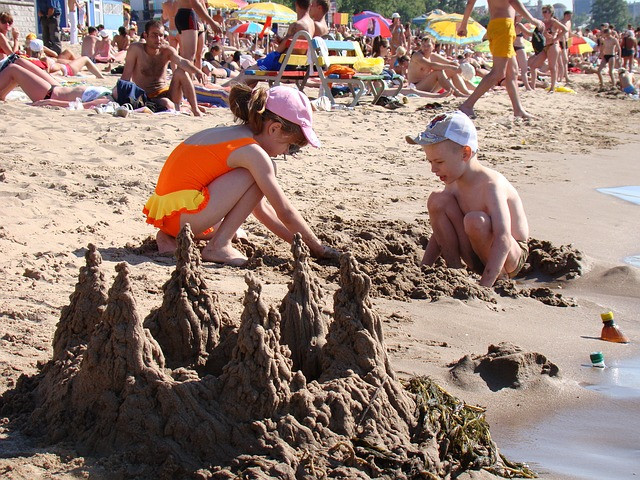 gyerekek strandon