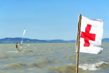 19 embert kellett kimenteni a Balatonból a hétvégén - A következőket kéri tőled a rendőrség