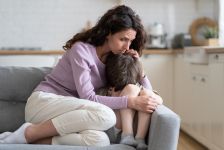Hogyan segíthetünk a gyermekünknek, ha azt gyanítjuk, hogy bántalmazás, zaklatás áldozata lett?