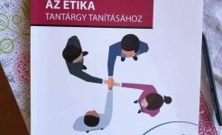 Horogkeresztre emlékeztető ábrával a borítóján jelent meg az iskolai etika kézikönyv