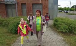 Van, aki pizsamában hozza ki a gyerekét - önkéntes nyugdíjasok kísérik iskolába a gyerekeket Gödöllőn