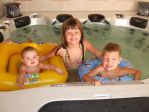 Kamilla,Dina,Kristf a jacuzziban.JPG